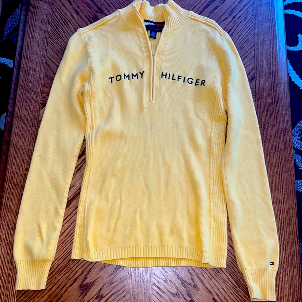 Tommy Hilfiger half zip Long Sleeve short collar sweater size small snug fit
